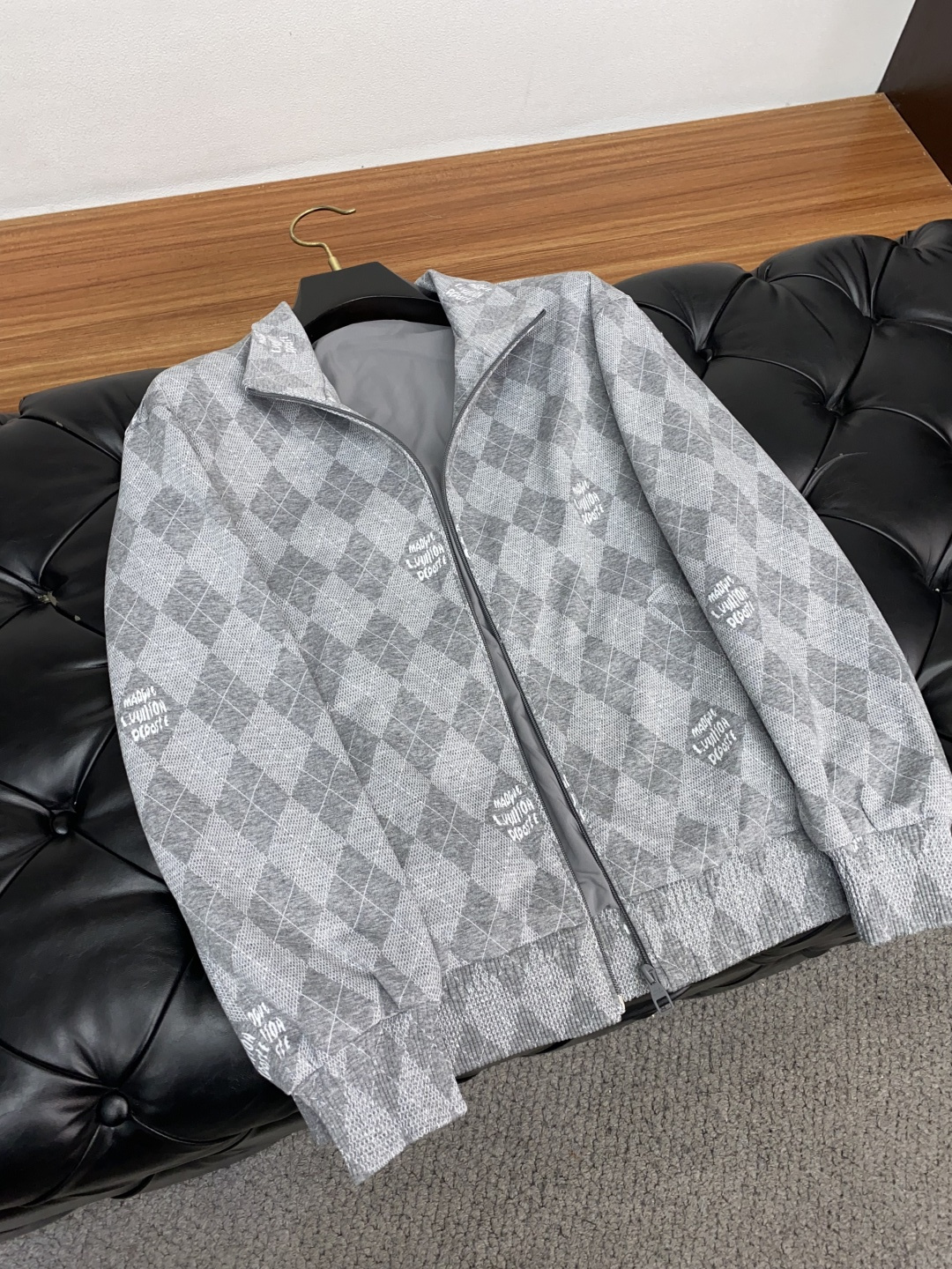 1v路易威登 25ss最新品 经典夹克外套，设计帅气有型！百搭必备单品，时尚潮牌， 轻松营造酷帅氛围感 