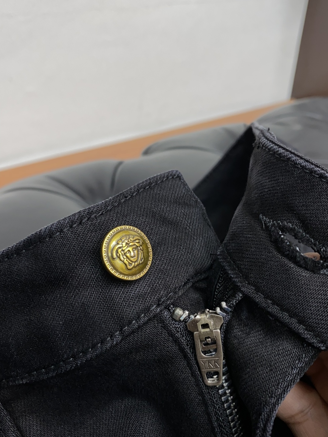  范思哲 25年秋冬新款休闲牛仔裤裤 干净利落剪裁，都市风十足 采用精纺面料手感软糯干爽，上身效果挺括有