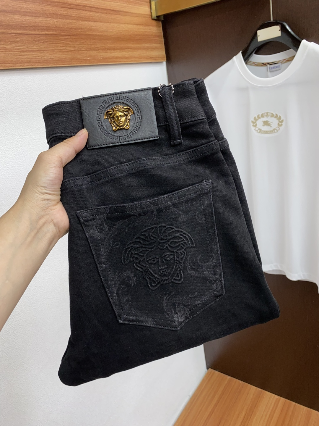  范思哲 25年秋冬新款休闲牛仔裤裤 干净利落剪裁，都市风十足 采用精纺面料手感软糯干爽，上身效果挺括有