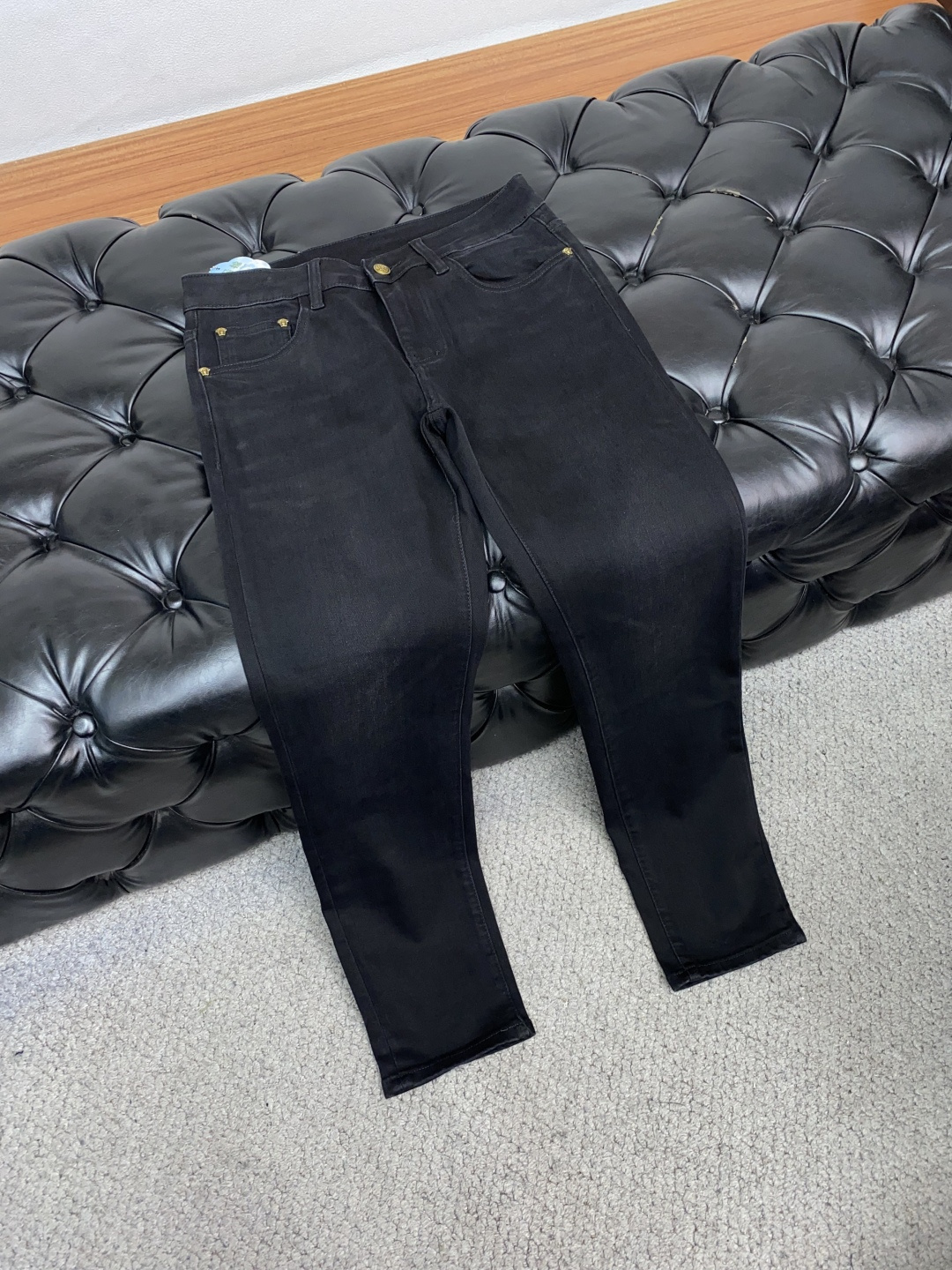  范思哲 25年秋冬新款休闲牛仔裤裤 干净利落剪裁，都市风十足 采用精纺面料手感软糯干爽，上身效果挺括有