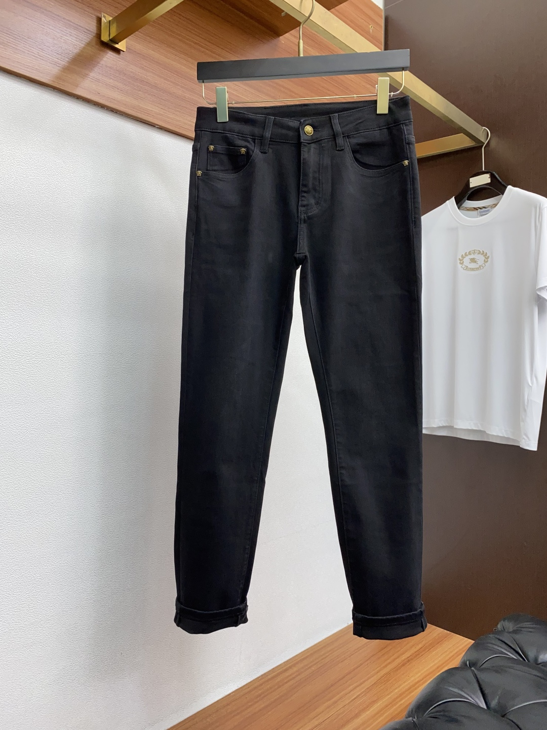  范思哲 25年秋冬新款休闲牛仔裤裤 干净利落剪裁，都市风十足 采用精纺面料手感软糯干爽，上身效果挺括有