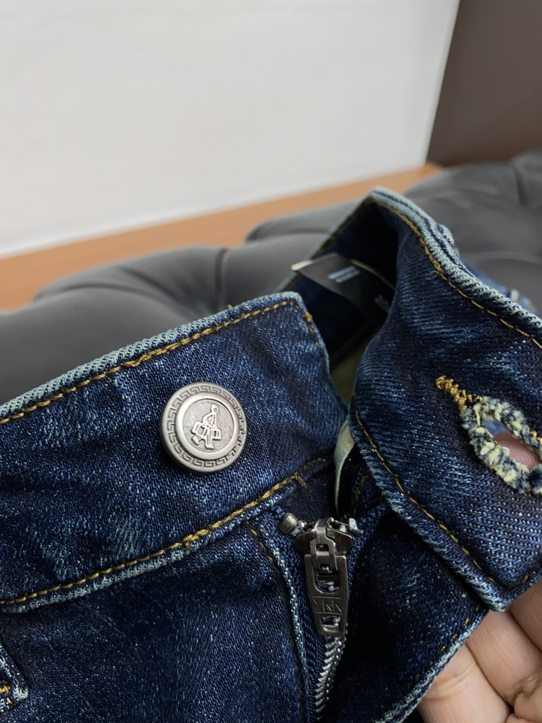  普拉达 25年秋冬新款休闲牛仔裤裤 干净利落剪裁，都市风十足 采用精纺面料手感软糯干爽，上身效果挺括有