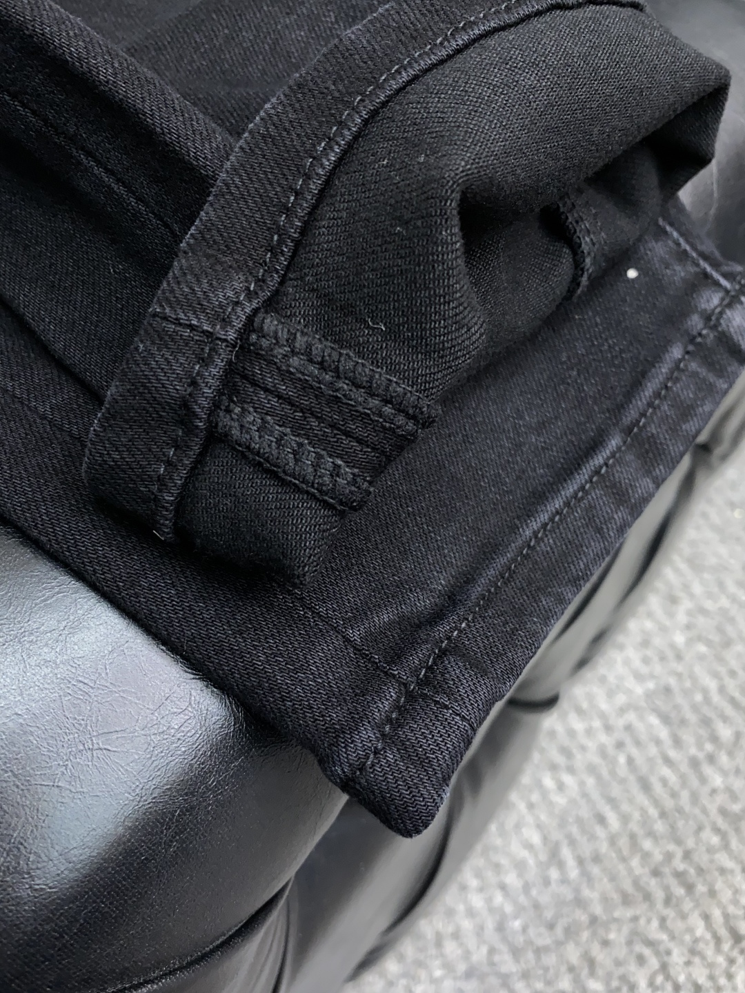  巴宝莉 25年秋冬新款休闲牛仔裤裤 干净利落剪裁，都市风十足 采用精纺面料手感软糯干爽，上身效果挺括有