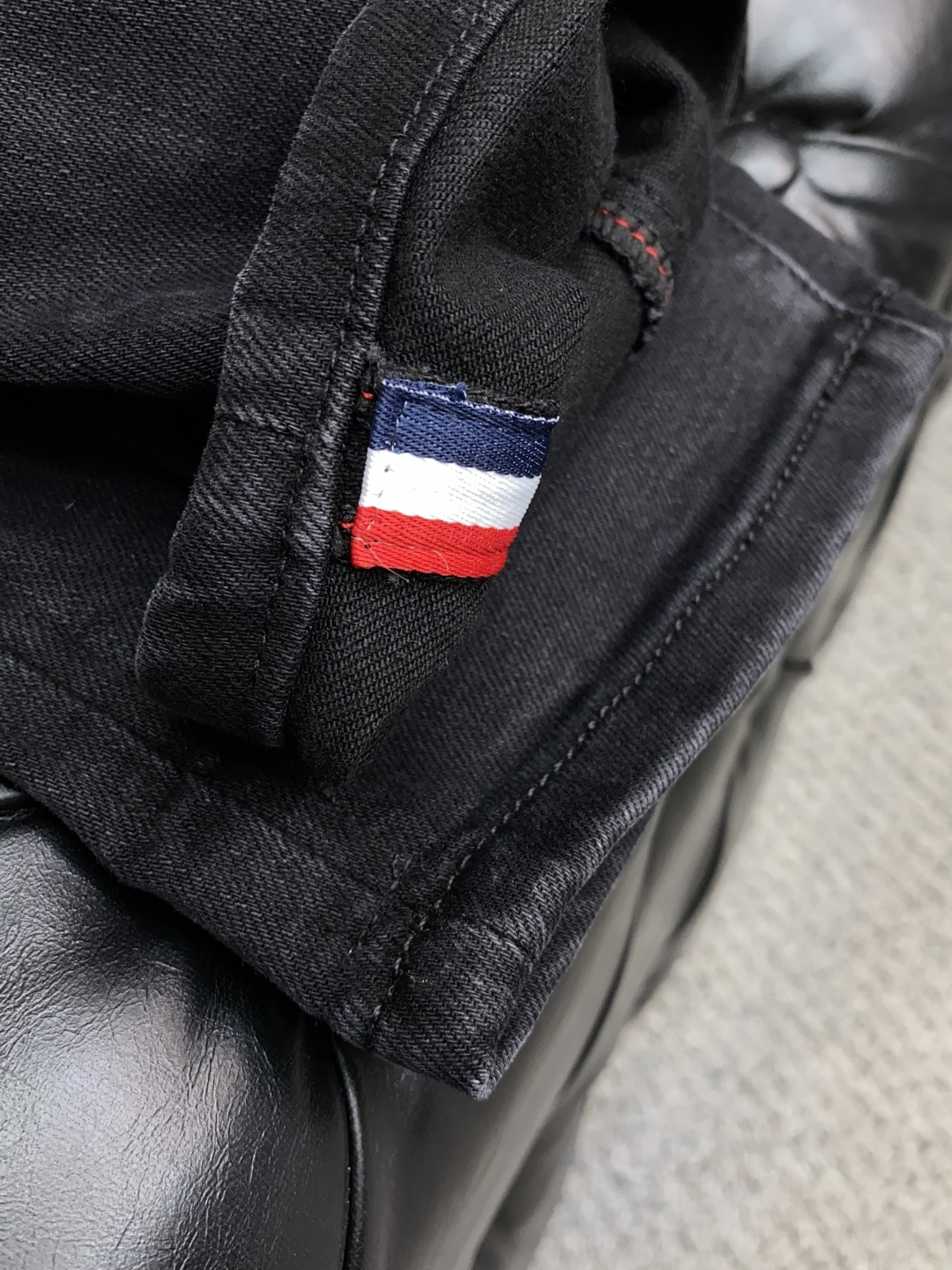  25年秋冬新款休闲牛仔裤裤 干净利落剪裁，都市风十足 采用精纺面料手感软糯干爽，上身效果挺括有型。五金