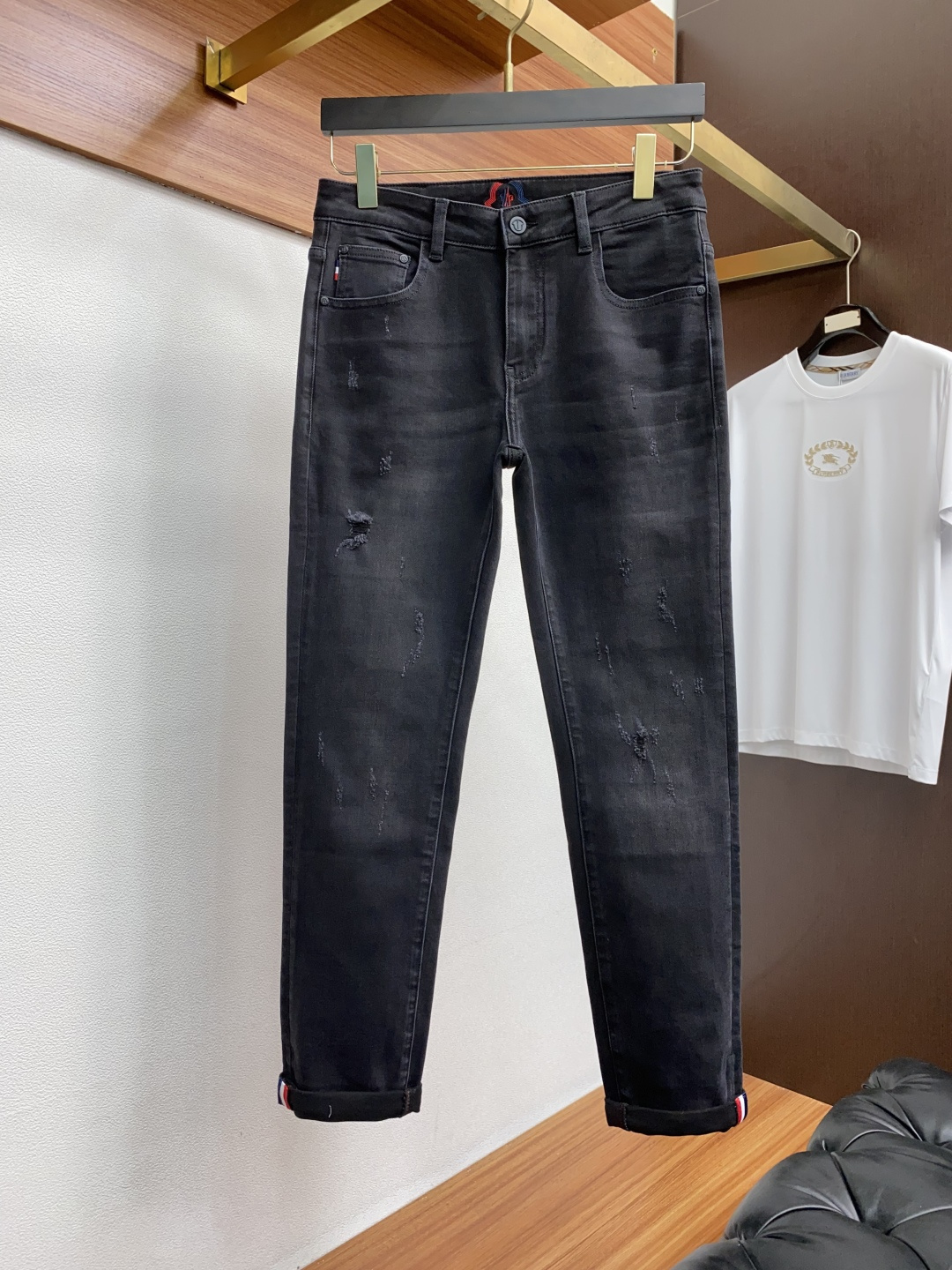  25年秋冬新款休闲牛仔裤裤 干净利落剪裁，都市风十足 采用精纺面料手感软糯干爽，上身效果挺括有型。五金