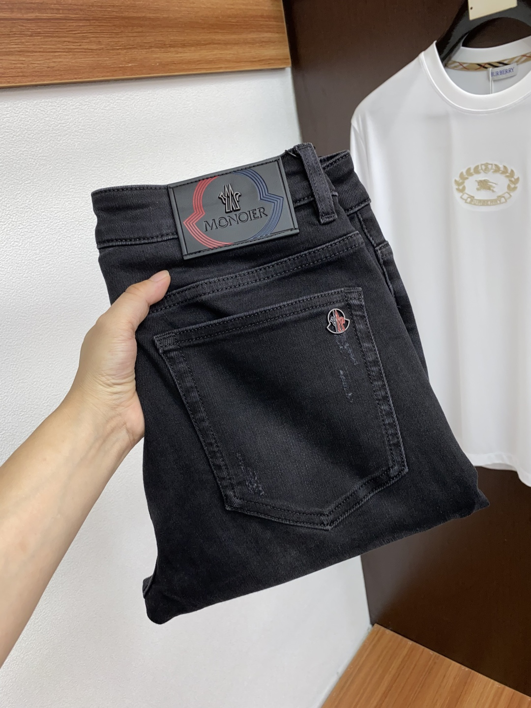  25年秋冬新款休闲牛仔裤裤 干净利落剪裁，都市风十足 采用精纺面料手感软糯干爽，上身效果挺括有型。五金