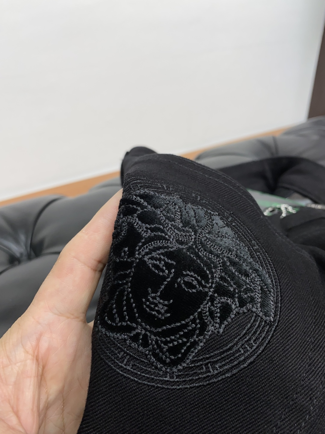  25年秋冬新款休闲牛仔裤裤 干净利落剪裁，都市风十足 采用精纺面料手感软糯干爽，上身效果挺括有型。五金