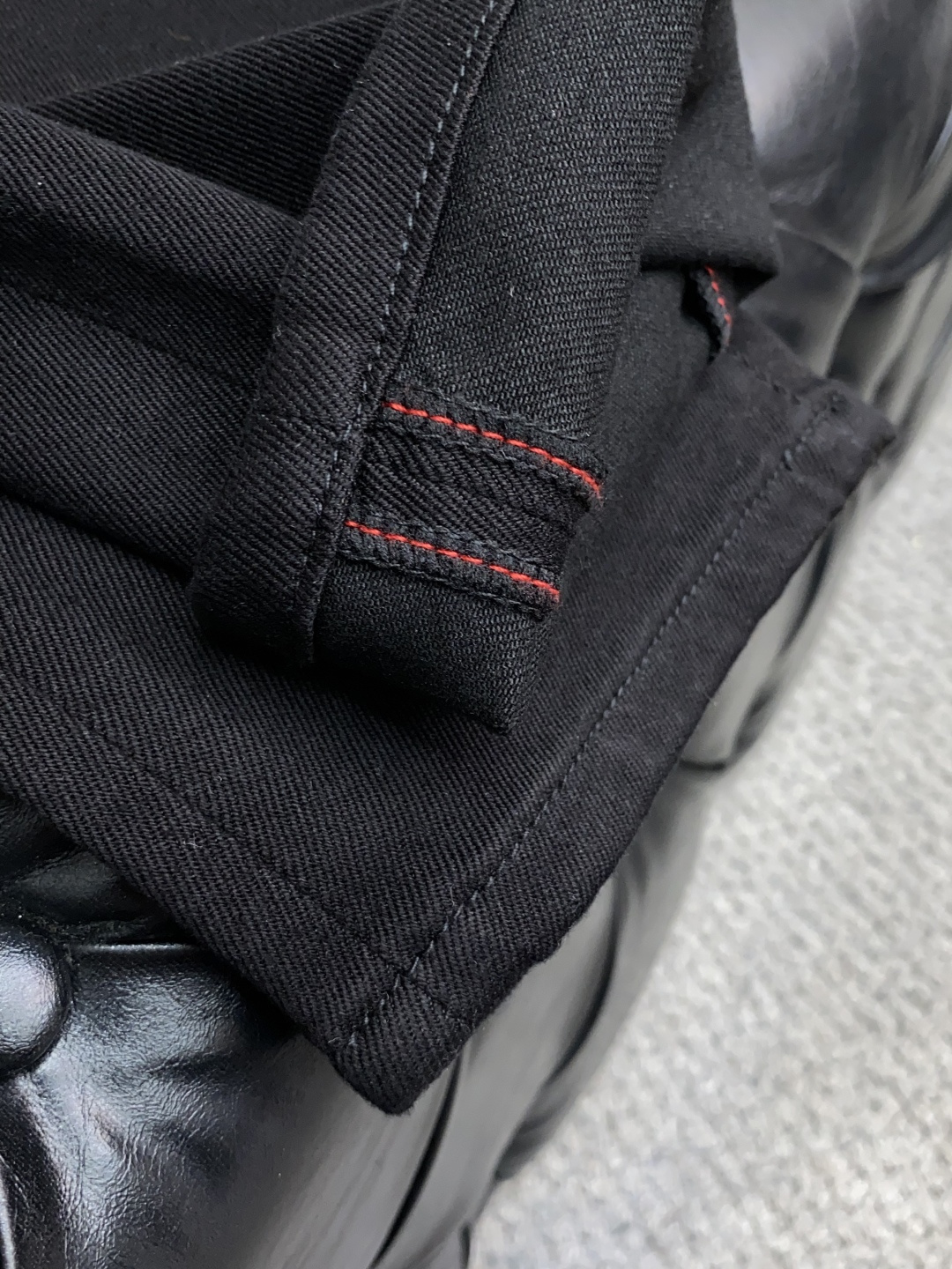  25年秋冬新款休闲牛仔裤裤 干净利落剪裁，都市风十足 采用精纺面料手感软糯干爽，上身效果挺括有型。五金