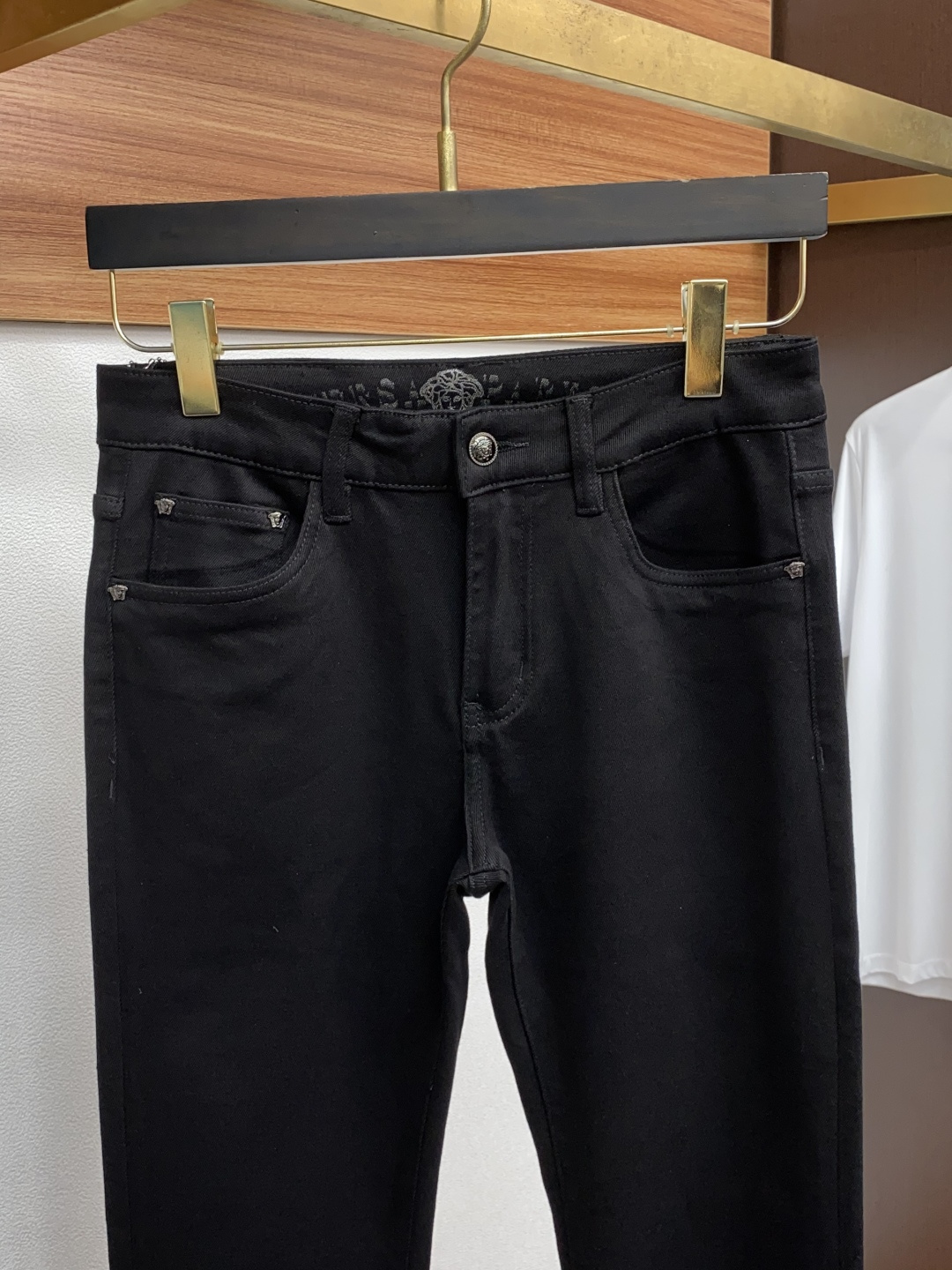  25年秋冬新款休闲牛仔裤裤 干净利落剪裁，都市风十足 采用精纺面料手感软糯干爽，上身效果挺括有型。五金