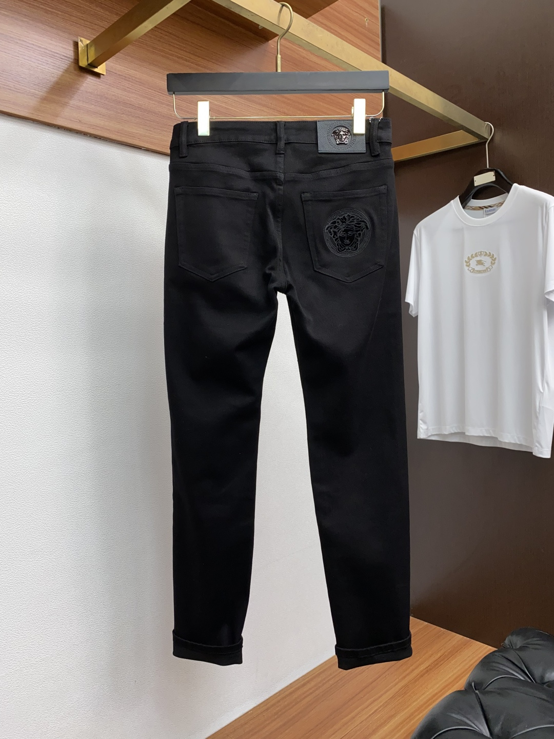  25年秋冬新款休闲牛仔裤裤 干净利落剪裁，都市风十足 采用精纺面料手感软糯干爽，上身效果挺括有型。五金