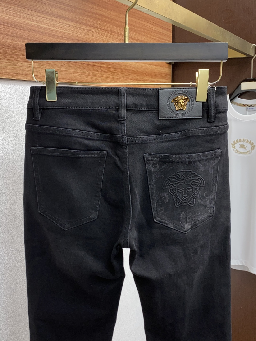  范思哲 25年秋冬新款休闲牛仔裤裤 干净利落剪裁，都市风十足 采用精纺面料手感软糯干爽，上身效果挺括有