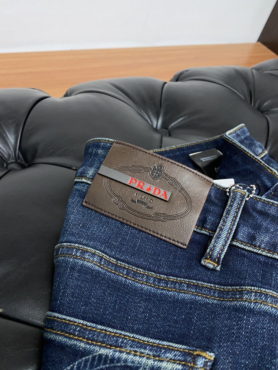  普拉达 25年秋冬新款休闲牛仔裤裤 干净利落剪裁，都市风十足 采用精纺面料手感软糯干爽，上身效果挺括有