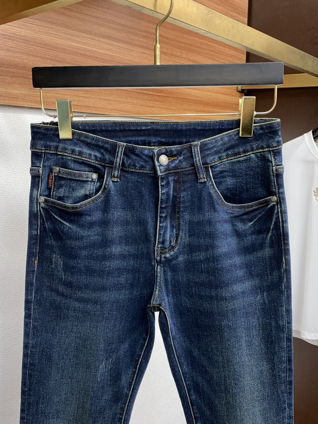  普拉达 25年秋冬新款休闲牛仔裤裤 干净利落剪裁，都市风十足 采用精纺面料手感软糯干爽，上身效果挺括有