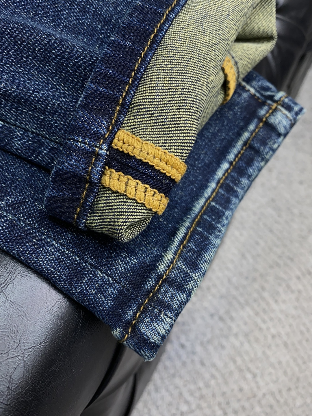  普拉达 25年秋冬新款休闲牛仔裤裤 干净利落剪裁，都市风十足 采用精纺面料手感软糯干爽，上身效果挺括有