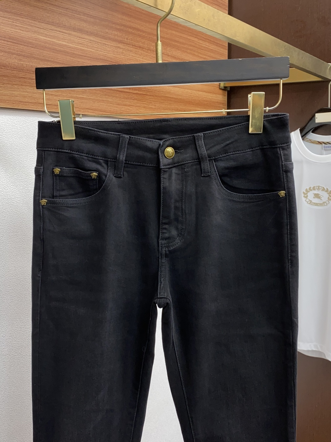  范思哲 25年秋冬新款休闲牛仔裤裤 干净利落剪裁，都市风十足 采用精纺面料手感软糯干爽，上身效果挺括有