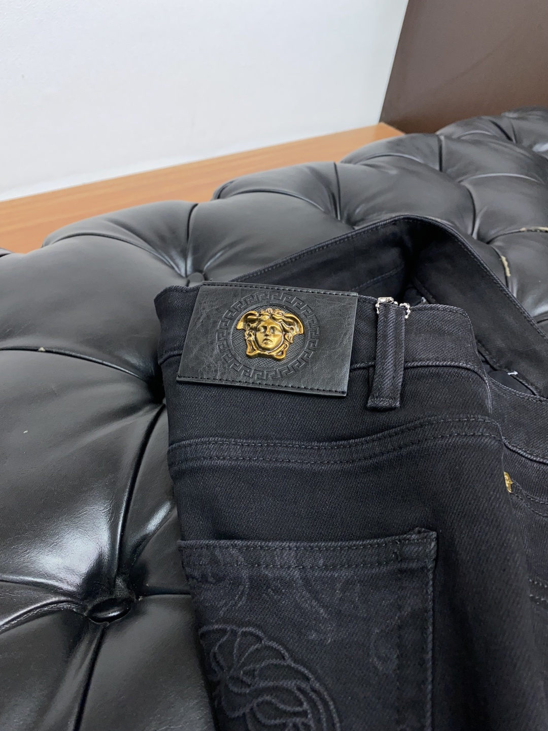  范思哲 25年秋冬新款休闲牛仔裤裤 干净利落剪裁，都市风十足 采用精纺面料手感软糯干爽，上身效果挺括有