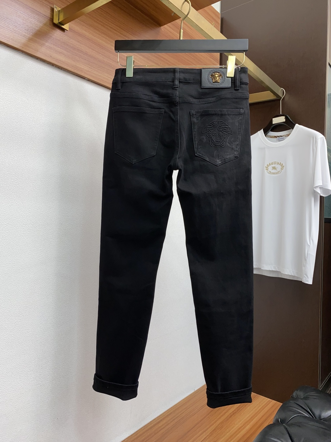  范思哲 25年秋冬新款休闲牛仔裤裤 干净利落剪裁，都市风十足 采用精纺面料手感软糯干爽，上身效果挺括有