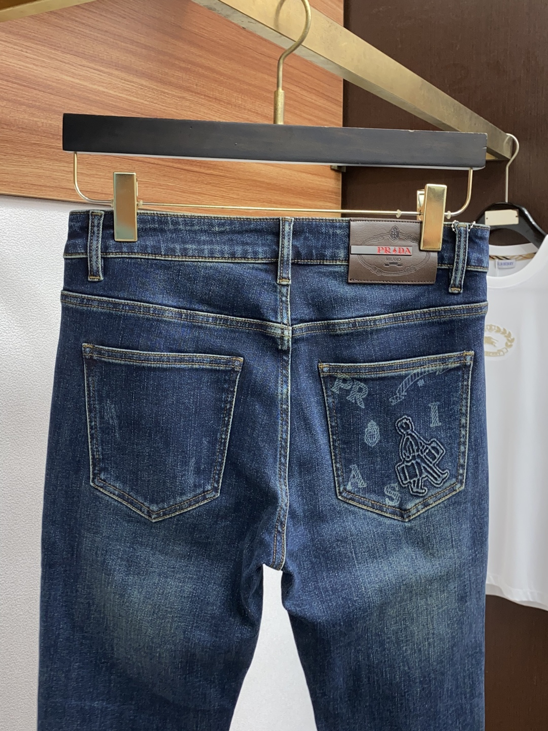  普拉达 25年秋冬新款休闲牛仔裤裤 干净利落剪裁，都市风十足 采用精纺面料手感软糯干爽，上身效果挺括有