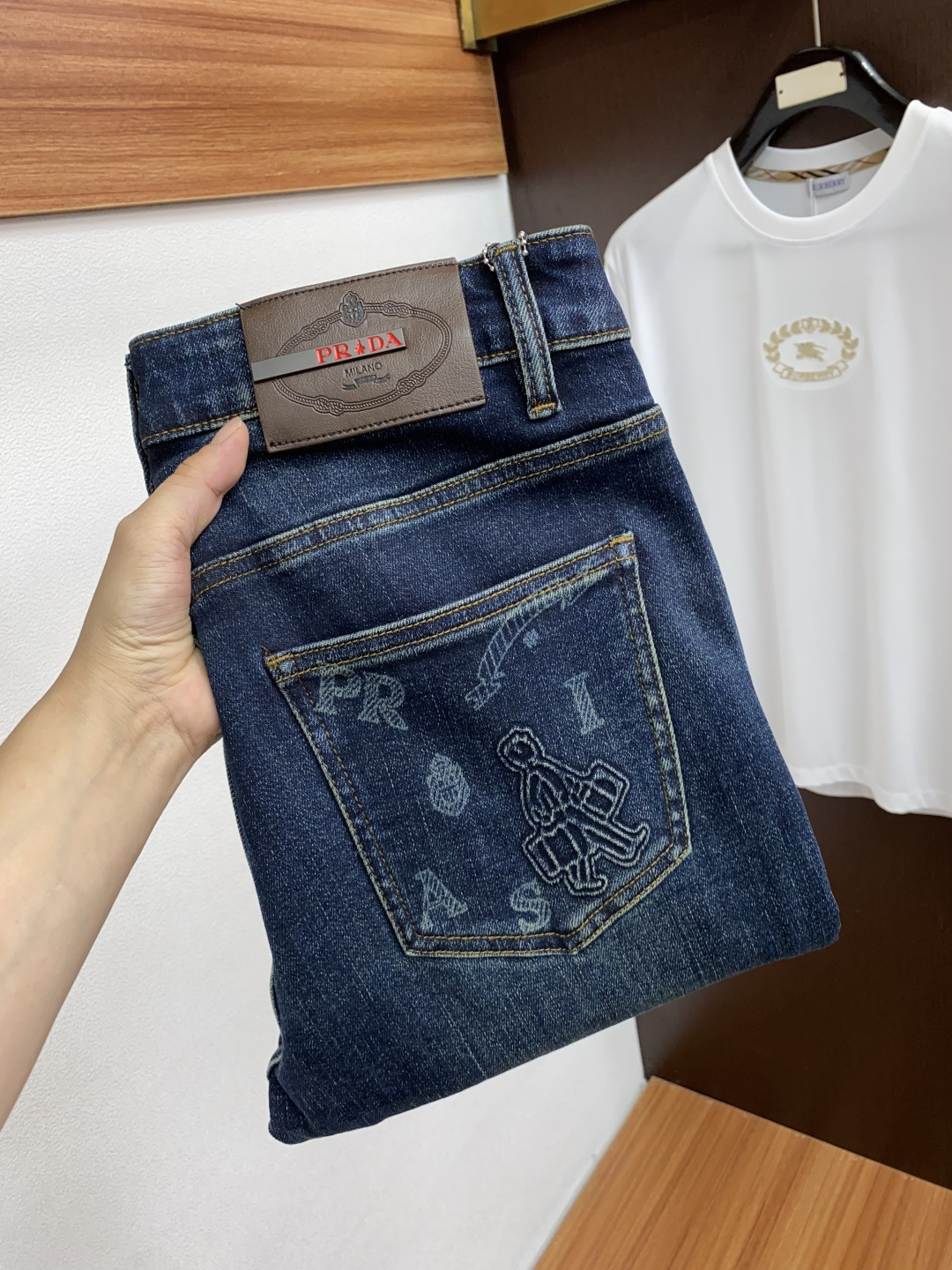  普拉达 25年秋冬新款休闲牛仔裤裤 干净利落剪裁，都市风十足 采用精纺面料手感软糯干爽，上身效果挺括有