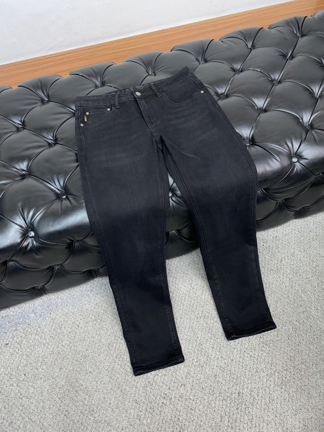  巴宝莉 25年秋冬新款休闲牛仔裤裤 干净利落剪裁，都市风十足 采用精纺面料手感软糯干爽，上身效果挺括有