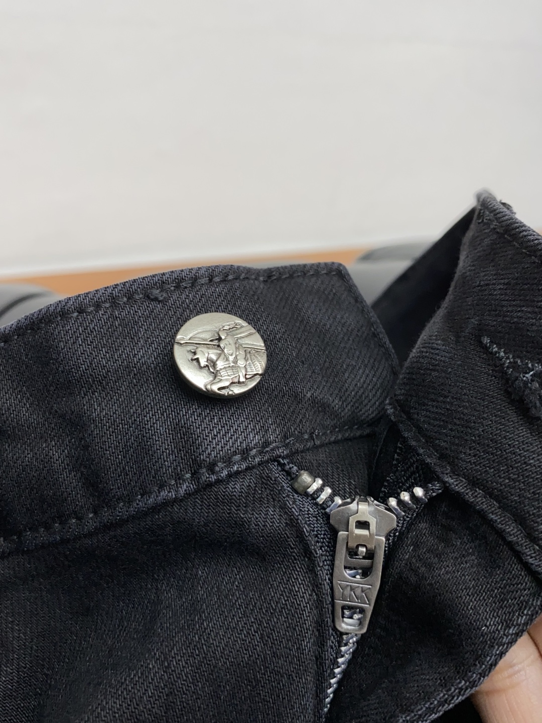  巴宝莉 25年秋冬新款休闲牛仔裤裤 干净利落剪裁，都市风十足 采用精纺面料手感软糯干爽，上身效果挺括有