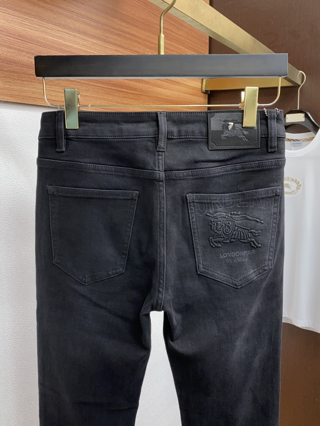  巴宝莉 25年秋冬新款休闲牛仔裤裤 干净利落剪裁，都市风十足 采用精纺面料手感软糯干爽，上身效果挺括有