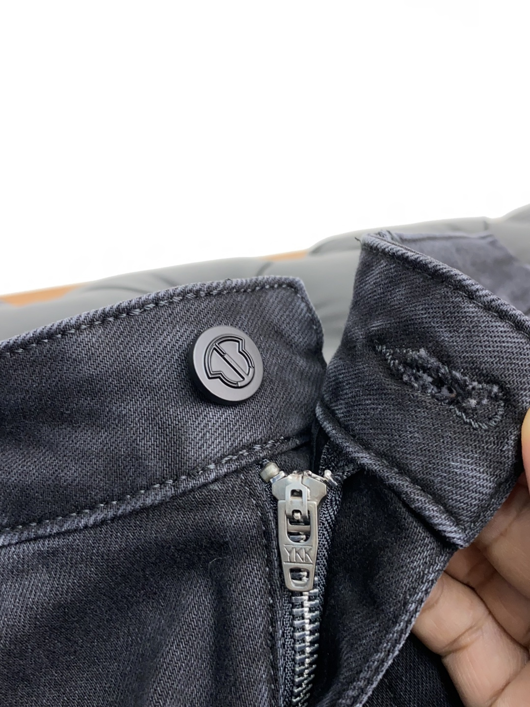  25年秋冬新款休闲牛仔裤裤 干净利落剪裁，都市风十足 采用精纺面料手感软糯干爽，上身效果挺括有型。五金