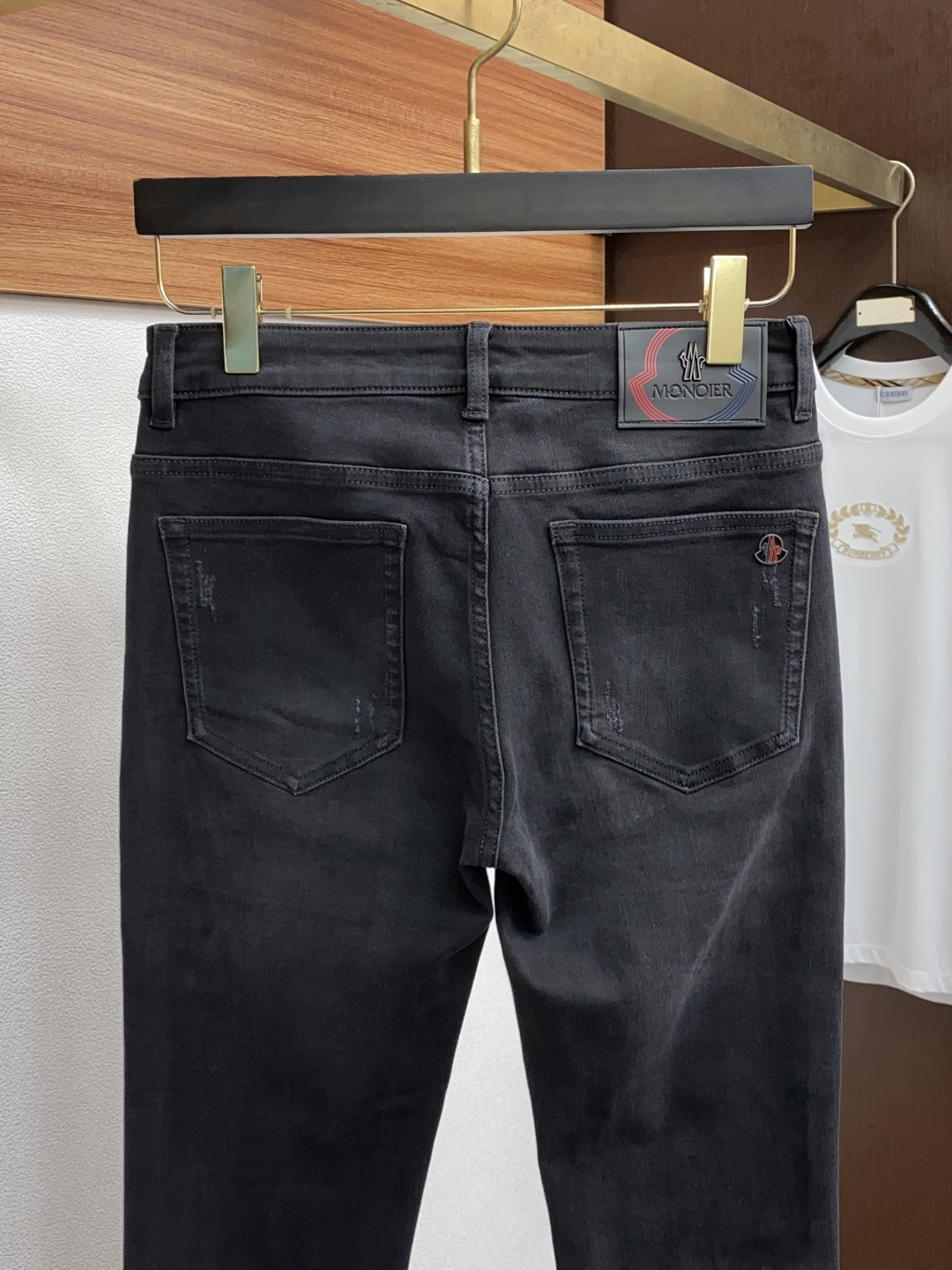  25年秋冬新款休闲牛仔裤裤 干净利落剪裁，都市风十足 采用精纺面料手感软糯干爽，上身效果挺括有型。五金