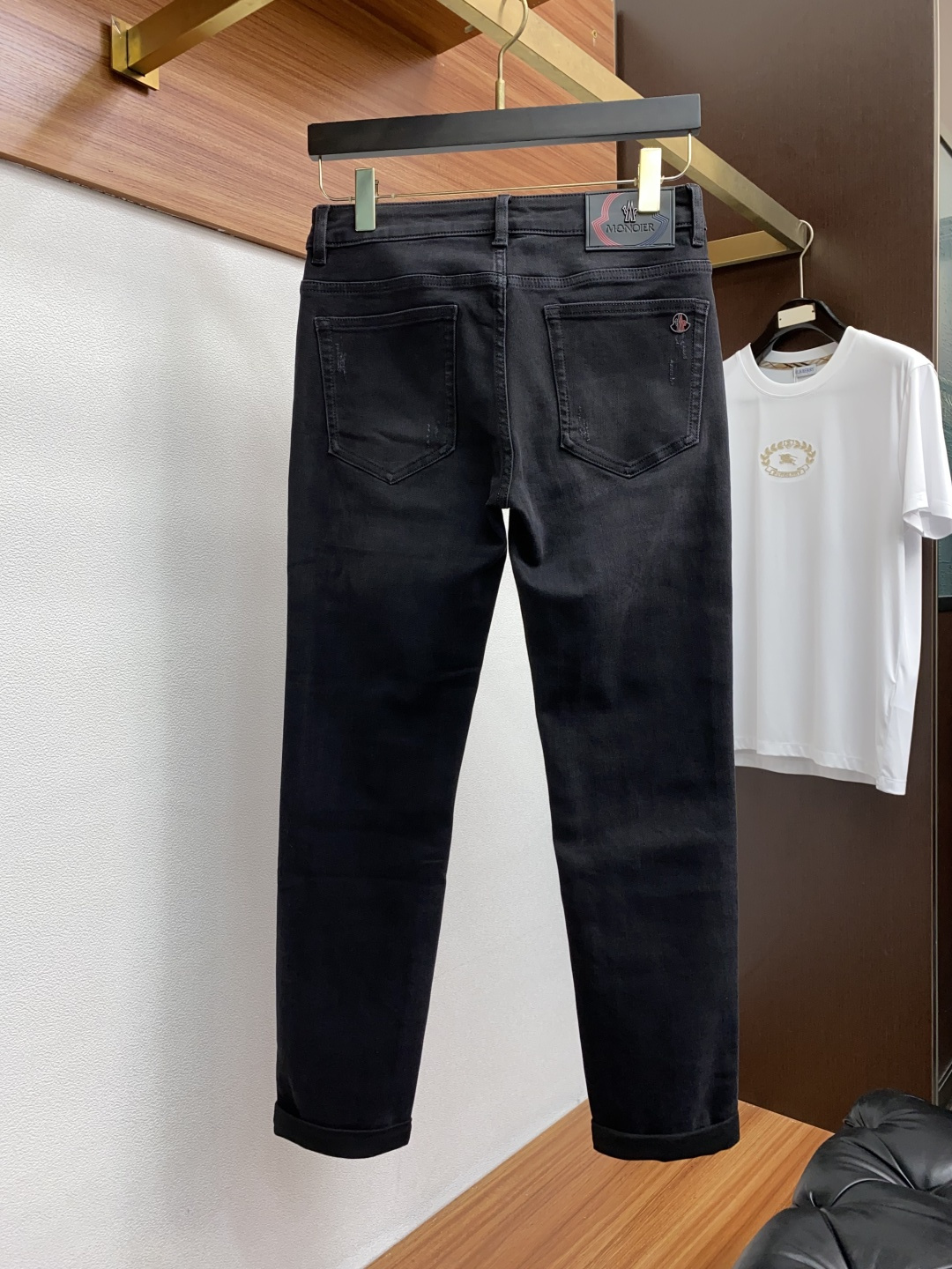  25年秋冬新款休闲牛仔裤裤 干净利落剪裁，都市风十足 采用精纺面料手感软糯干爽，上身效果挺括有型。五金