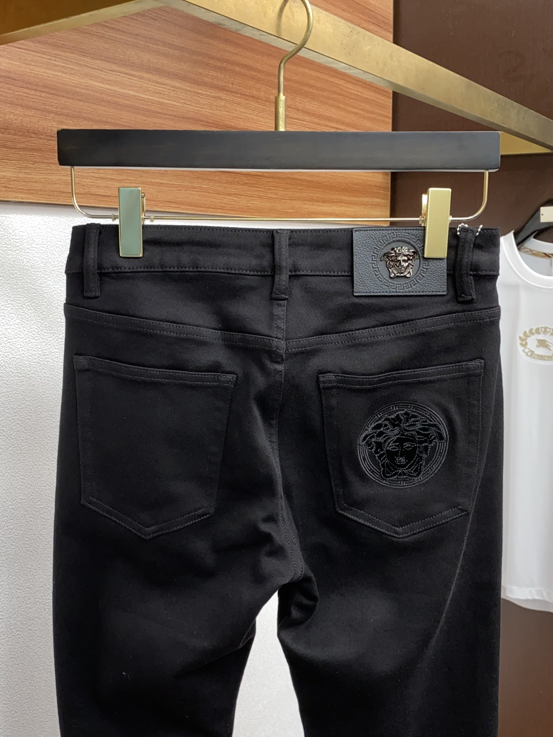  25年秋冬新款休闲牛仔裤裤 干净利落剪裁，都市风十足 采用精纺面料手感软糯干爽，上身效果挺括有型。五金