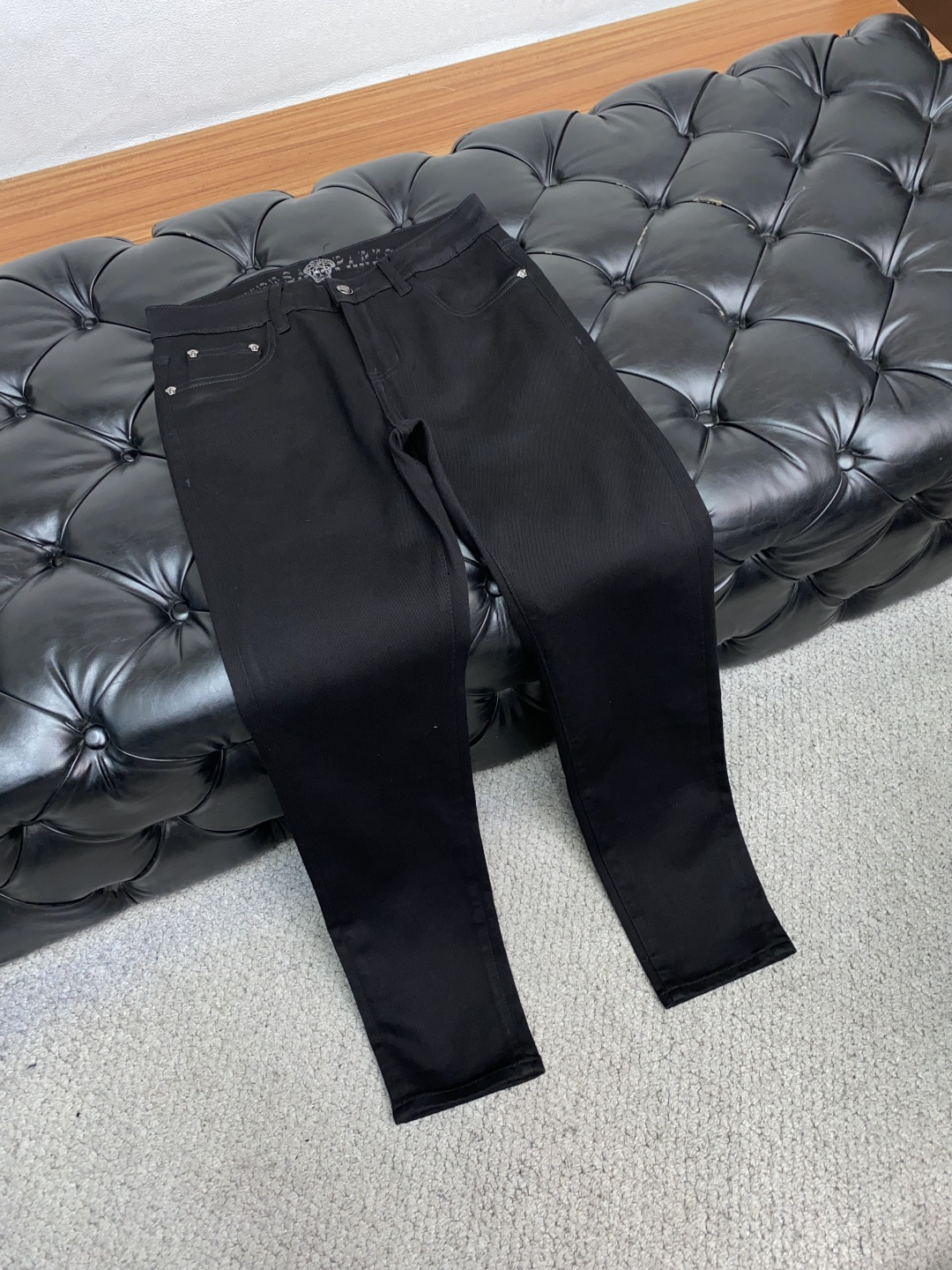  25年秋冬新款休闲牛仔裤裤 干净利落剪裁，都市风十足 采用精纺面料手感软糯干爽，上身效果挺括有型。五金