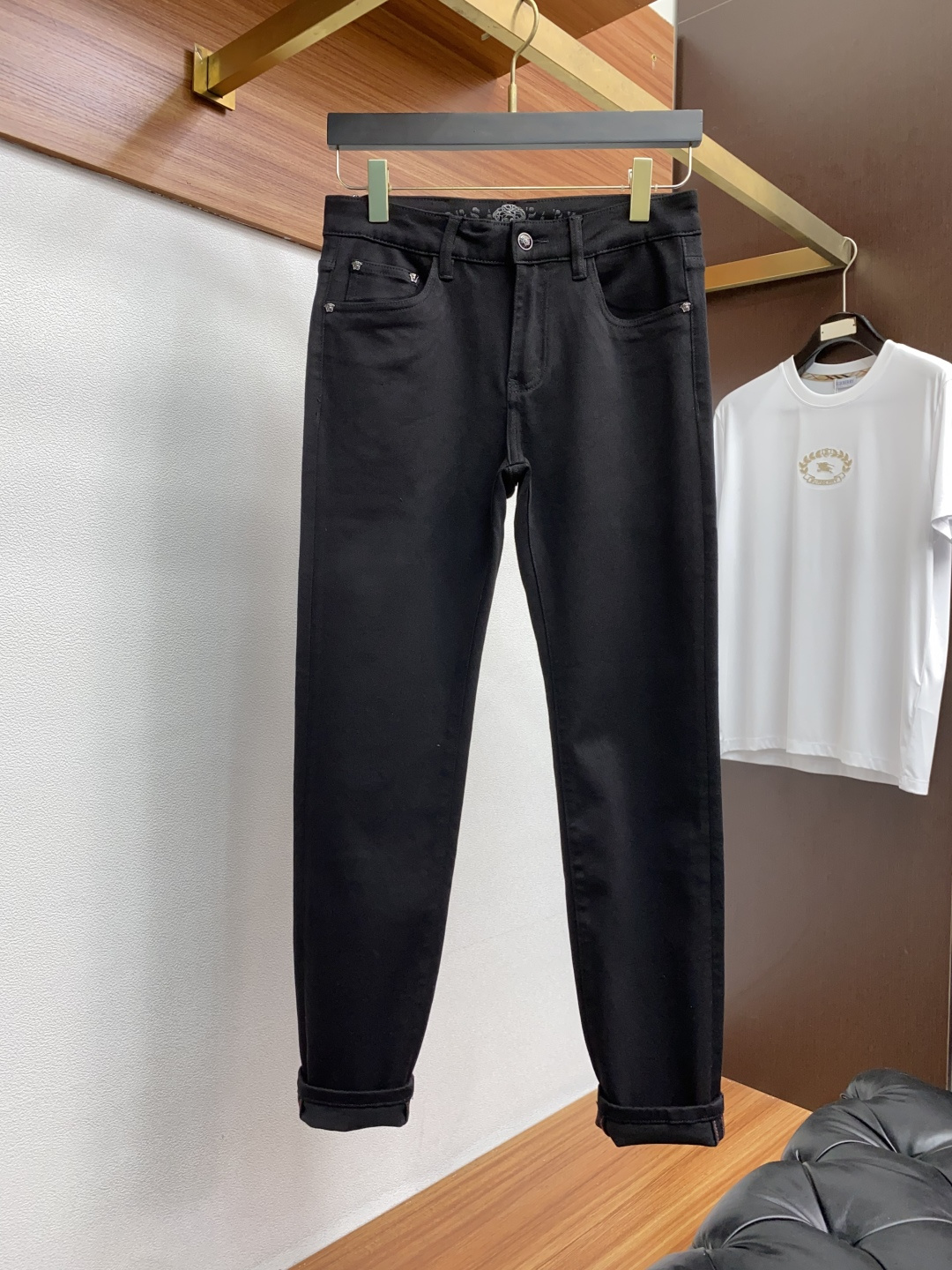  25年秋冬新款休闲牛仔裤裤 干净利落剪裁，都市风十足 采用精纺面料手感软糯干爽，上身效果挺括有型。五金