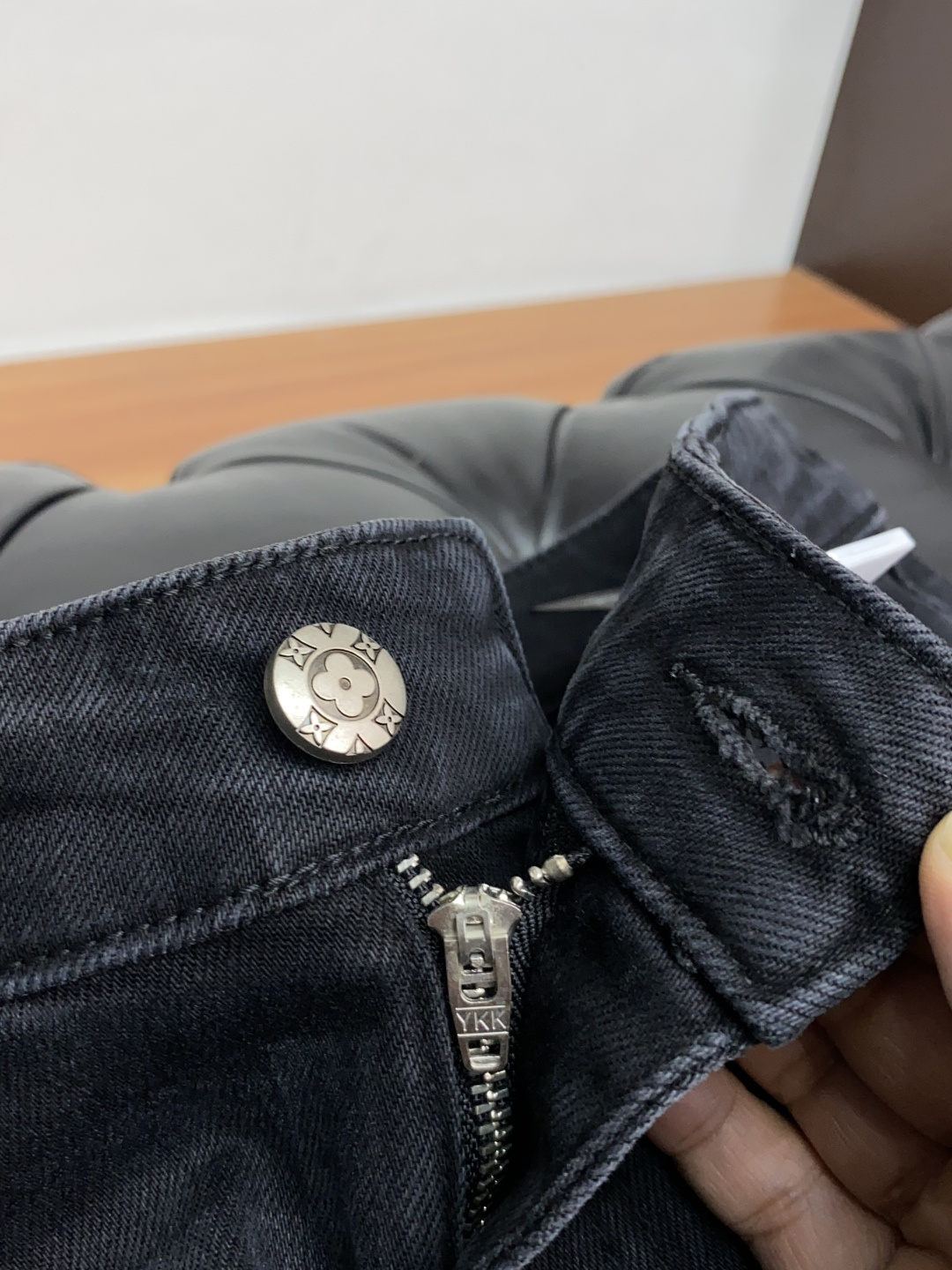  1v路易威登 2025春夏新款 休闲牛仔裤 干净利落剪裁，都市风十足 采用精纺纯棉面料手感软糯干爽，上