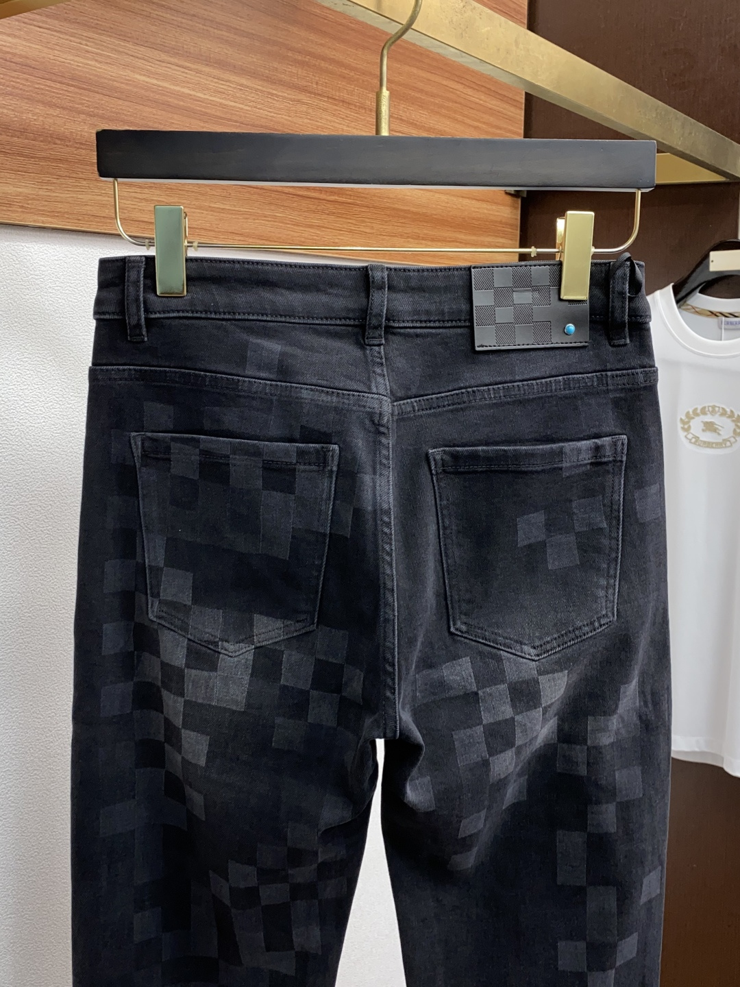  1v路易威登 2025春夏新款 休闲牛仔裤 干净利落剪裁，都市风十足 采用精纺纯棉面料手感软糯干爽，上