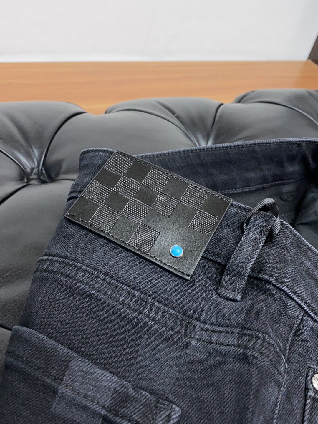  1v路易威登 2025春夏新款 休闲牛仔裤 干净利落剪裁，都市风十足 采用精纺纯棉面料手感软糯干爽，上