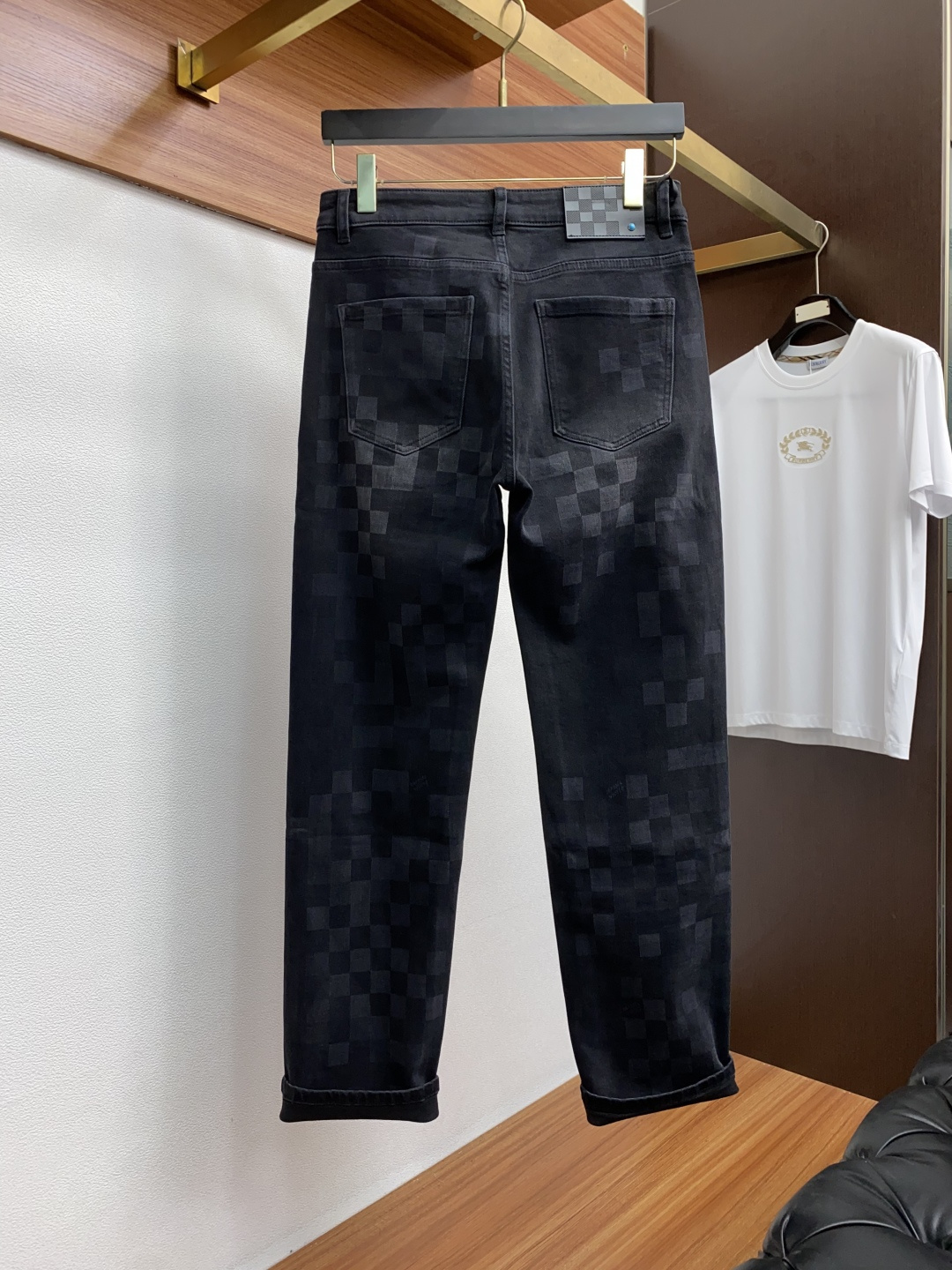  1v路易威登 2025春夏新款 休闲牛仔裤 干净利落剪裁，都市风十足 采用精纺纯棉面料手感软糯干爽，上