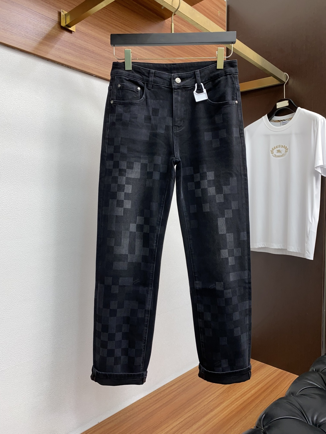  1v路易威登 2025春夏新款 休闲牛仔裤 干净利落剪裁，都市风十足 采用精纺纯棉面料手感软糯干爽，上