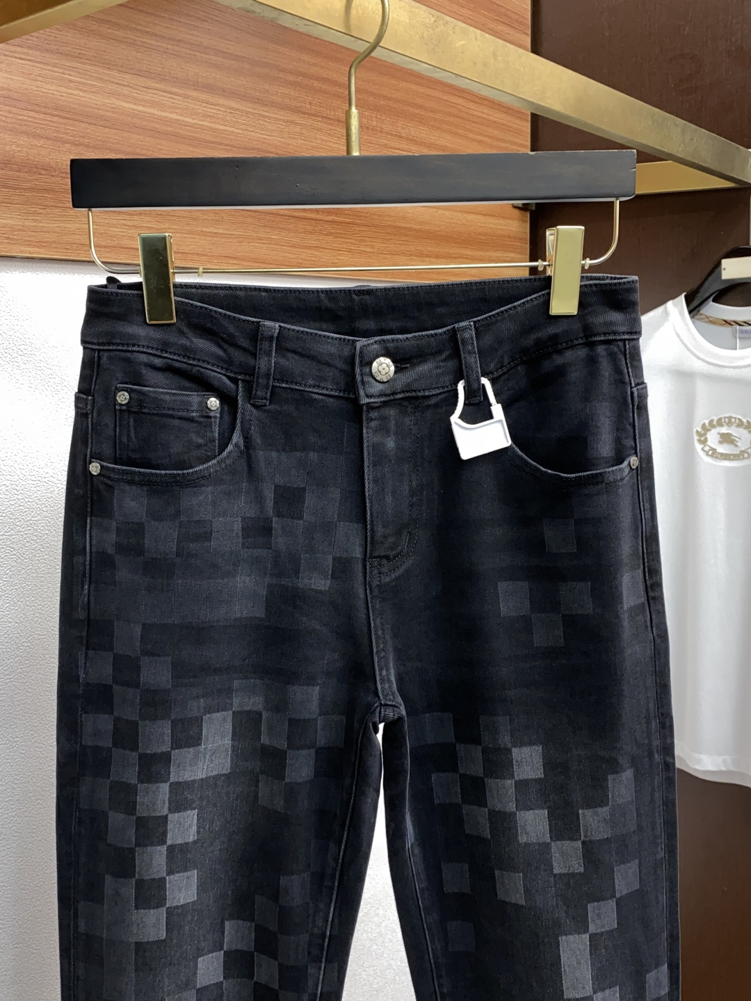  1v路易威登 2025春夏新款 休闲牛仔裤 干净利落剪裁，都市风十足 采用精纺纯棉面料手感软糯干爽，上