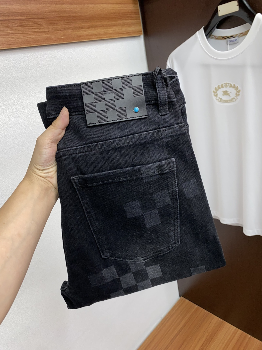  1v路易威登 2025春夏新款 休闲牛仔裤 干净利落剪裁，都市风十足 采用精纺纯棉面料手感软糯干爽，上