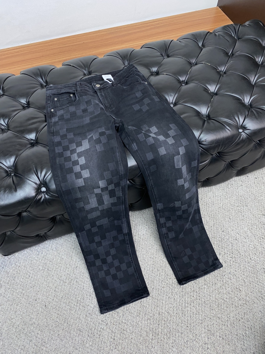  1v路易威登 2025春夏新款 休闲牛仔裤 干净利落剪裁，都市风十足 采用精纺纯棉面料手感软糯干爽，上