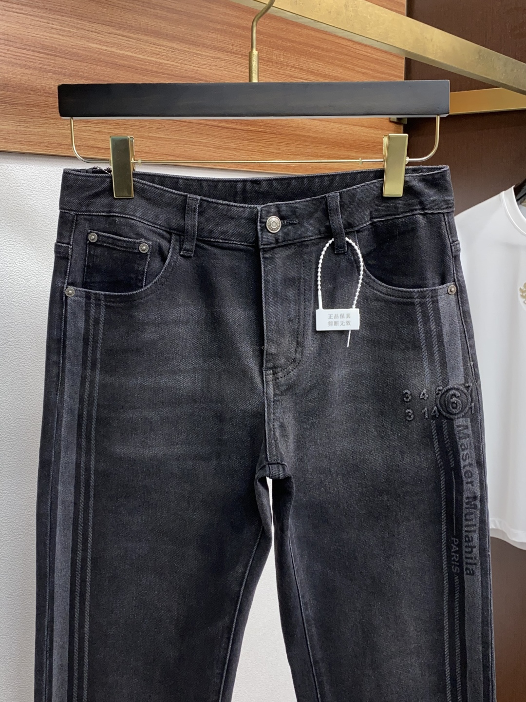  马吉拉 2025春夏新款 休闲牛仔裤 干净利落剪裁，都市风十足 采用精纺纯棉面料手感软糯干爽，上身效果