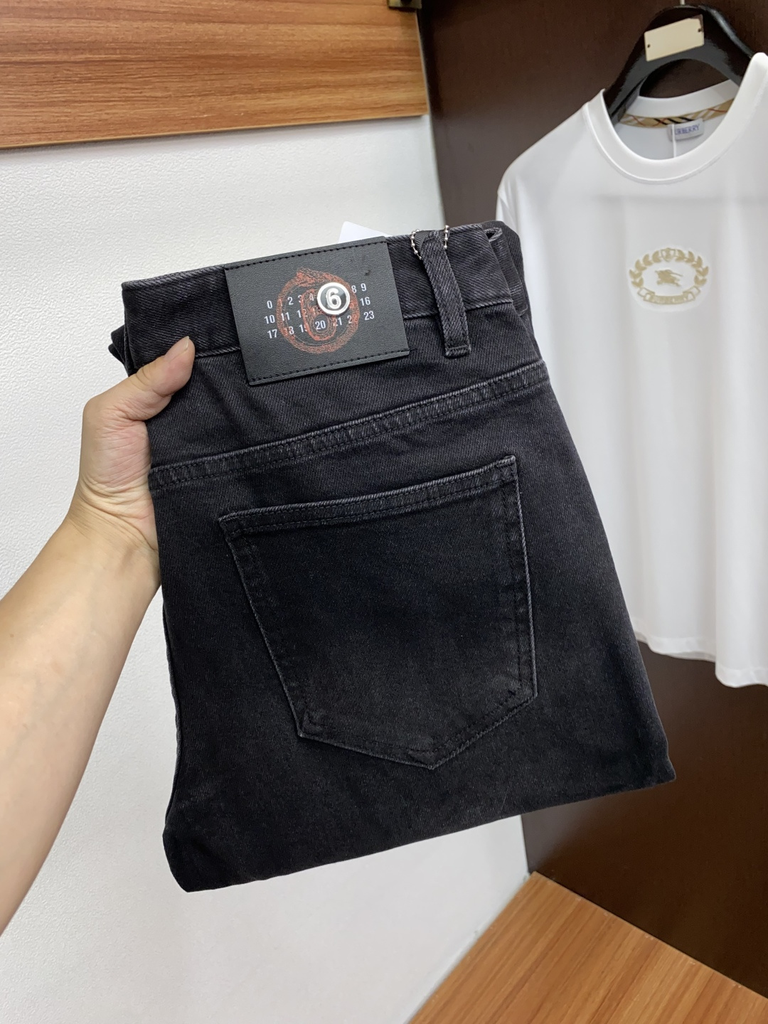  马吉拉 2025春夏新款 休闲牛仔裤 干净利落剪裁，都市风十足 采用精纺纯棉面料手感软糯干爽，上身效果