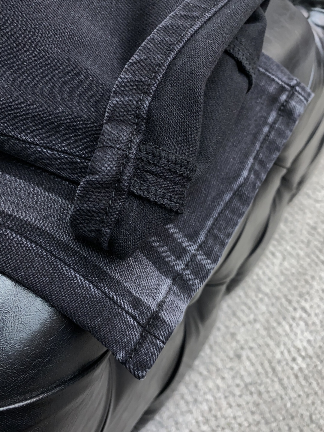  马吉拉 2025春夏新款 休闲牛仔裤 干净利落剪裁，都市风十足 采用精纺纯棉面料手感软糯干爽，上身效果