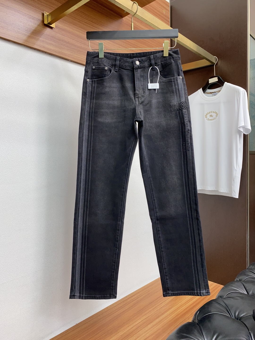  马吉拉 2025春夏新款 休闲牛仔裤 干净利落剪裁，都市风十足 采用精纺纯棉面料手感软糯干爽，上身效果
