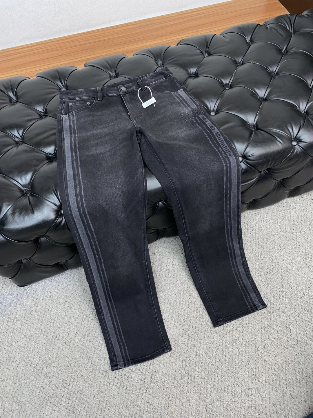  马吉拉 2025春夏新款 休闲牛仔裤 干净利落剪裁，都市风十足 采用精纺纯棉面料手感软糯干爽，上身效果