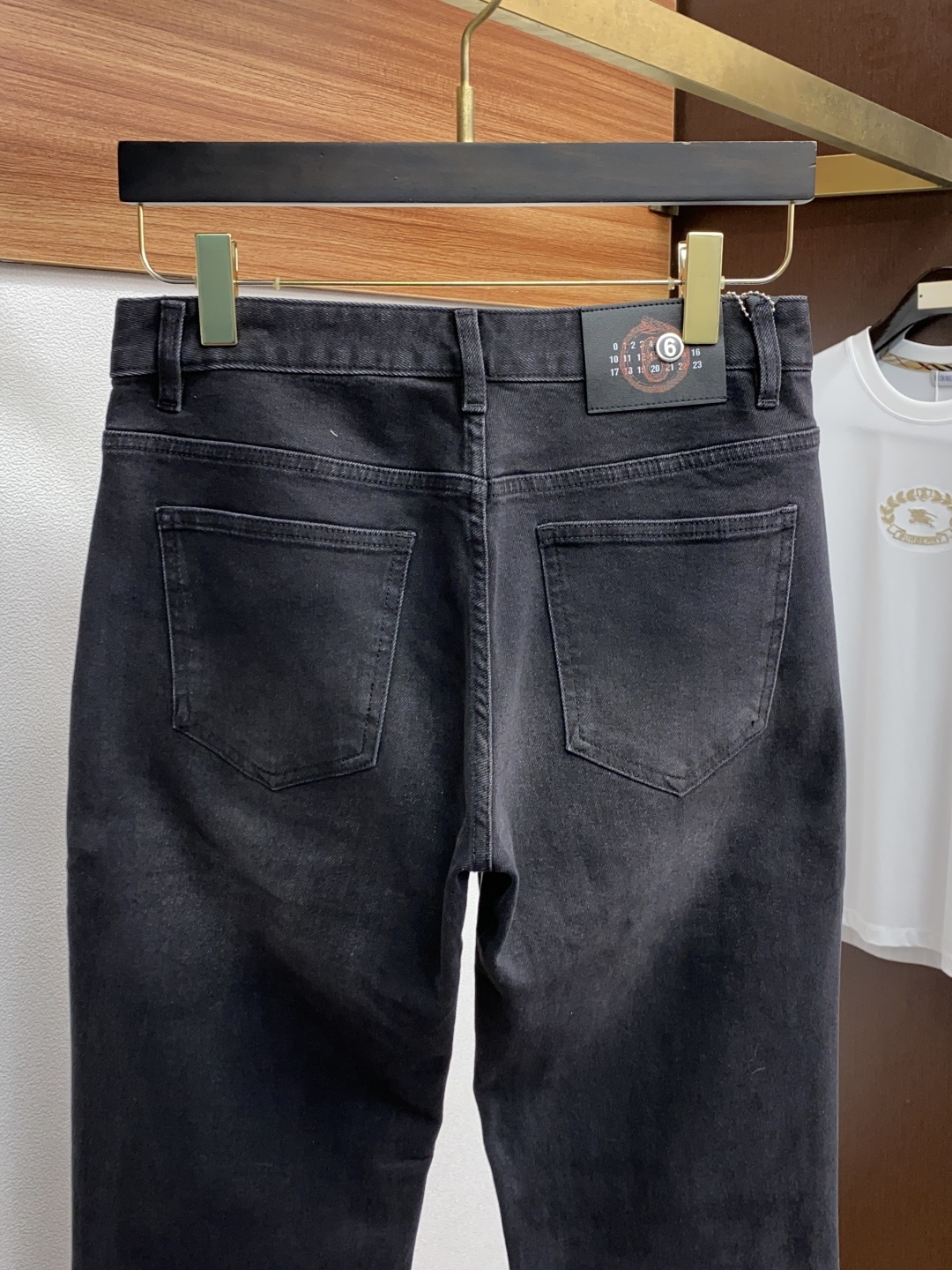  马吉拉 2025春夏新款 休闲牛仔裤 干净利落剪裁，都市风十足 采用精纺纯棉面料手感软糯干爽，上身效果