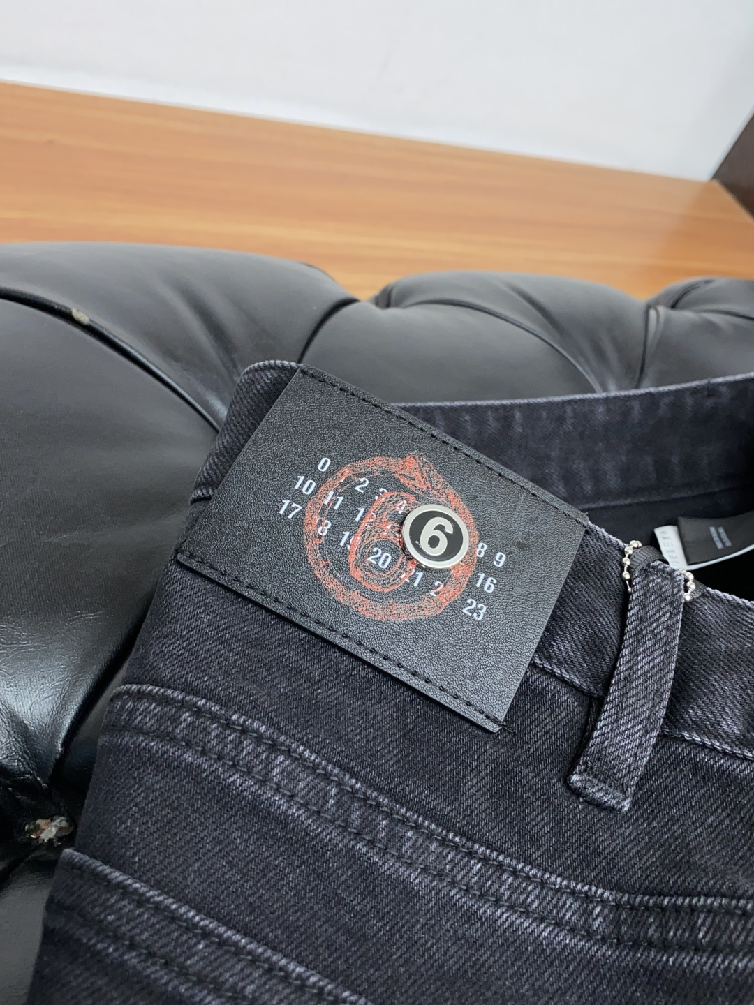  马吉拉 2025春夏新款 休闲牛仔裤 干净利落剪裁，都市风十足 采用精纺纯棉面料手感软糯干爽，上身效果