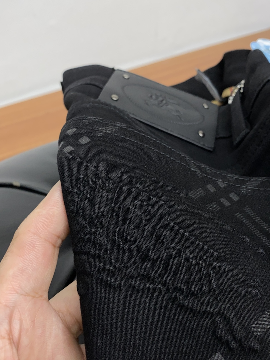  巴宝莉 2025春夏新款 休闲牛仔裤 干净利落剪裁，都市风十足 采用精纺纯棉面料手感软糯干爽，上身效果