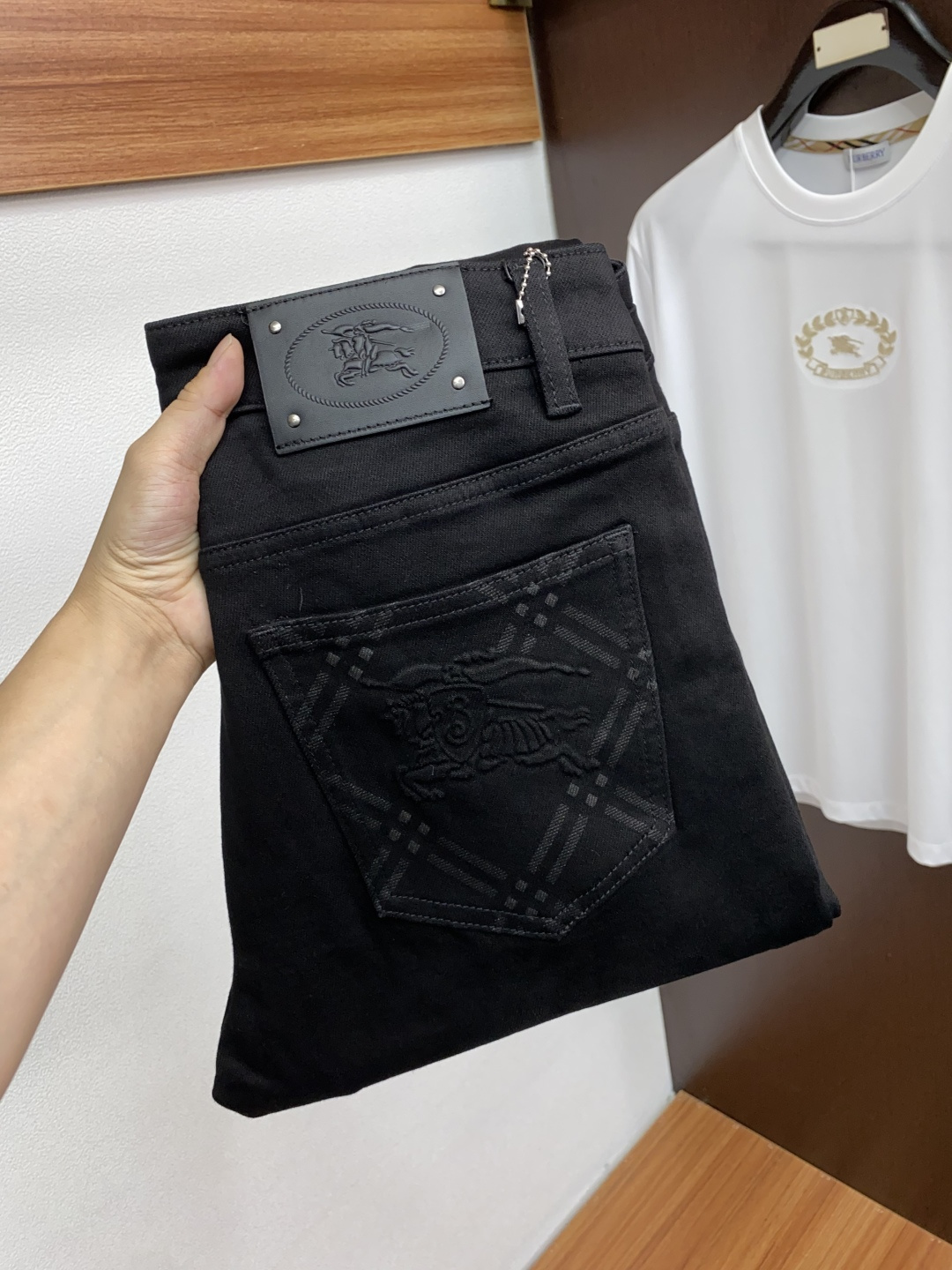  巴宝莉 2025春夏新款 休闲牛仔裤 干净利落剪裁，都市风十足 采用精纺纯棉面料手感软糯干爽，上身效果