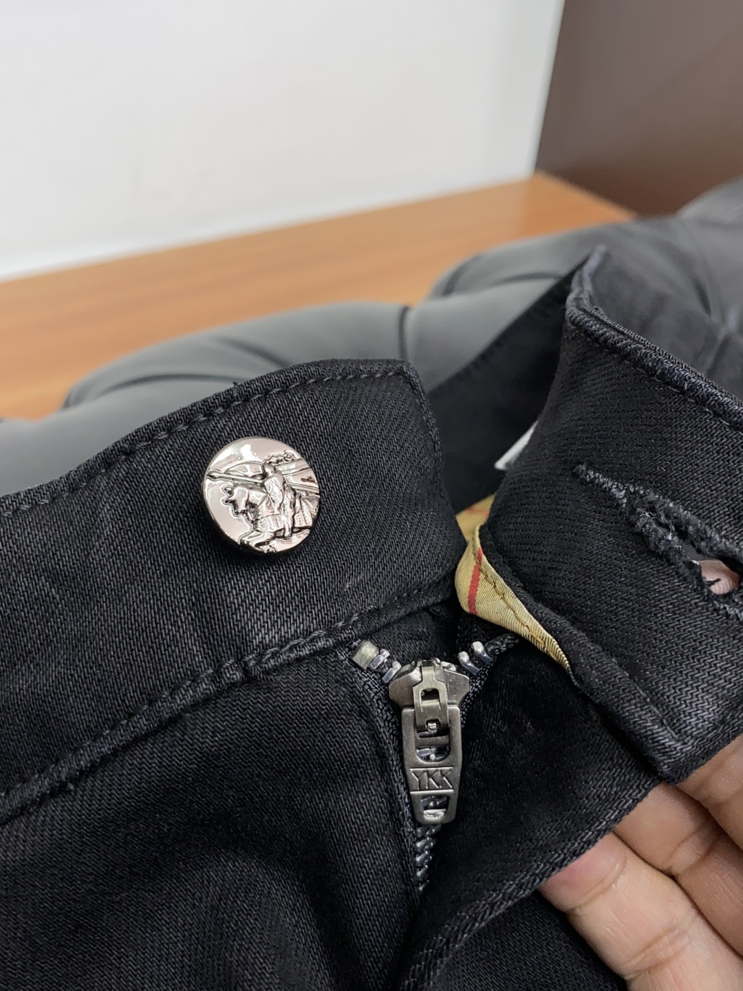  巴宝莉 2025春夏新款 休闲牛仔裤 干净利落剪裁，都市风十足 采用精纺纯棉面料手感软糯干爽，上身效果